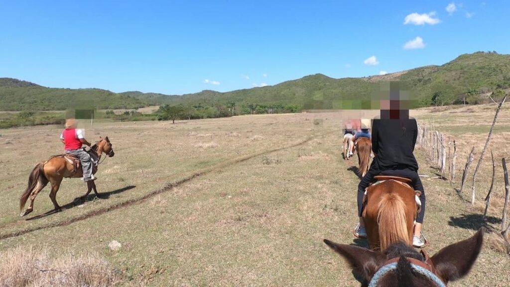 쿠바 트리니다드의 푸른 녹음 속에서 말을 타고 즐기는 힐링 여행