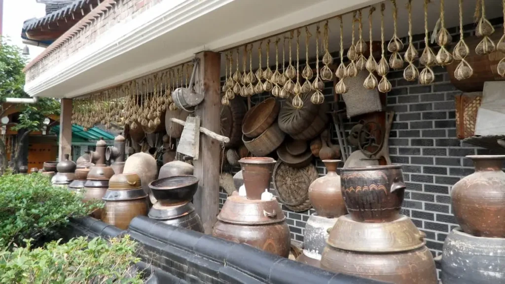 고요한 한옥 풍경 속에서 전통, 발효, 시간의 깊이감이 느껴진다.