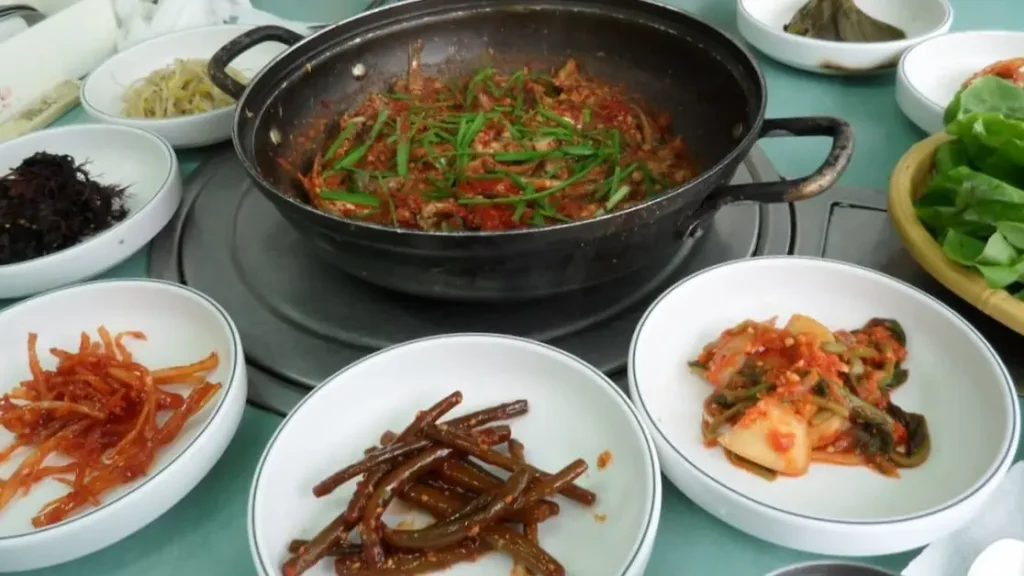 자전거 여행 중 먹었던 푸짐한 멸치쌈밥 정식