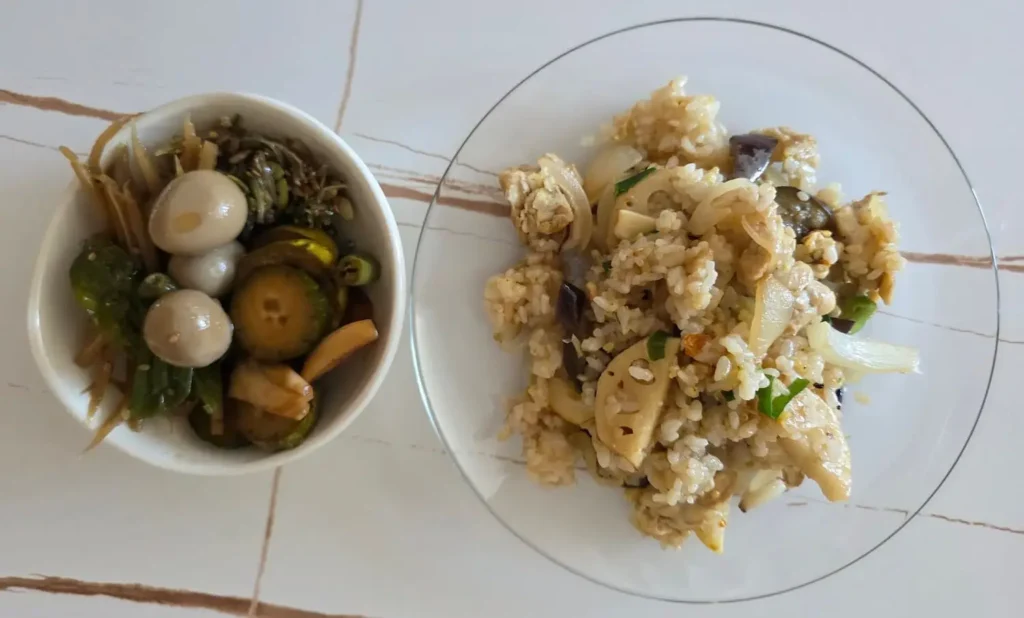 잘게 썬 템페 조각이 굴소스 볶음밥에 섞여 그릇에 담겨 있는 모습