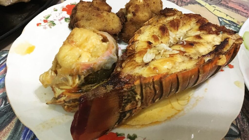 숙소에서 먹은 랑고스타, 잘 구워진 랍스터가 접시에 담겨 있다.