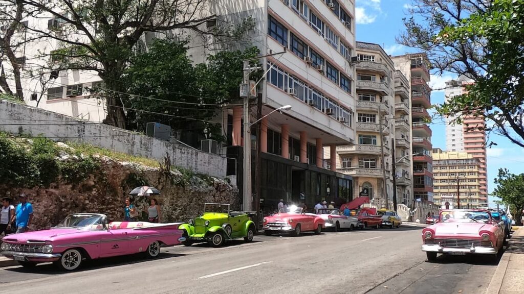 쿠바 아바나의 오래된 식민지풍 건축물과 길거리에서 노는 아이들