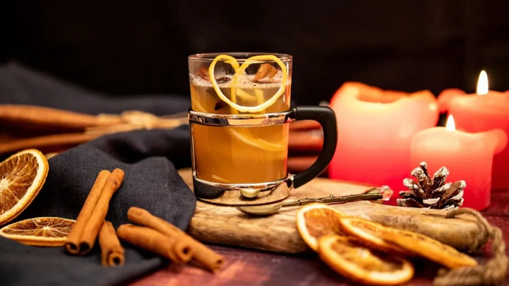 시나몬 스틱과 레몬 껍질로 예쁘게 장식된 유리잔에 담긴 따뜻한 애플사이다비니거(애사비) 음료