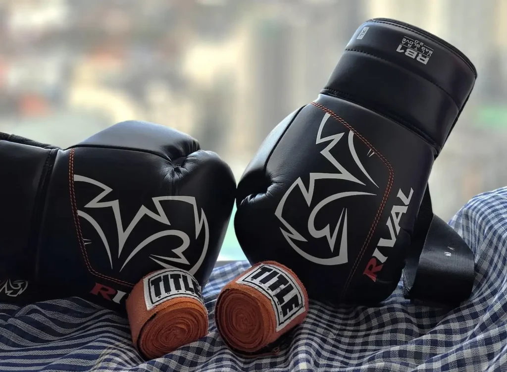 잘 관리된 복싱 글러브 한 쌍과 깨끗하게 말린 핸드 랩이 놓여있다.