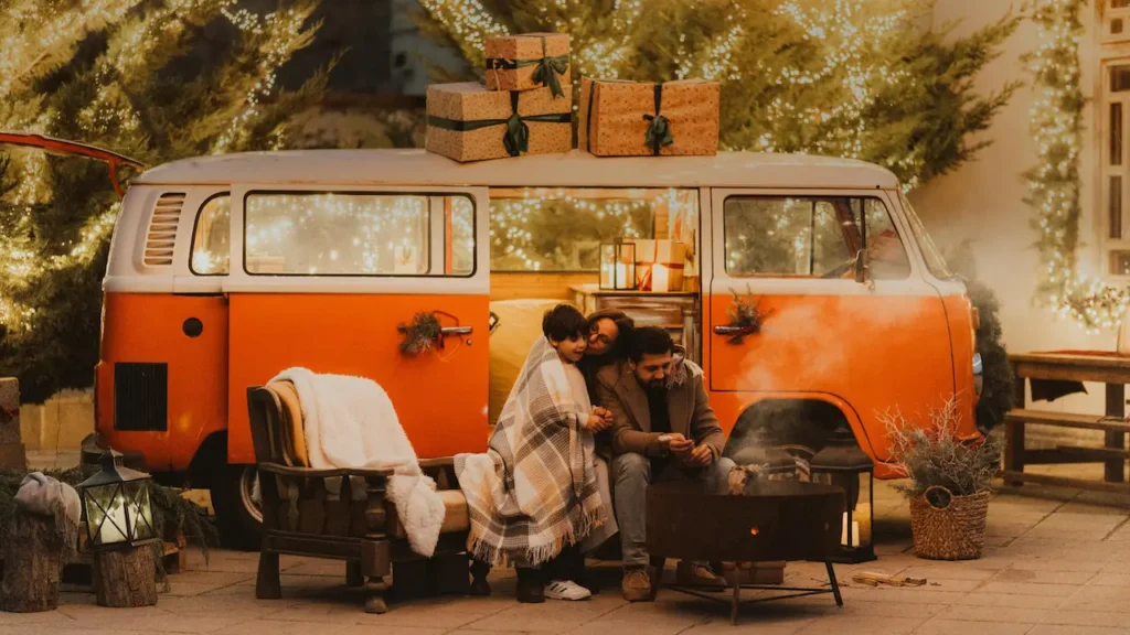 따뜻한 조명 아래 옹기종기 모여 앉아 차를 마시며 담소를 나누는 덴마크 가정의 아늑한 모습
