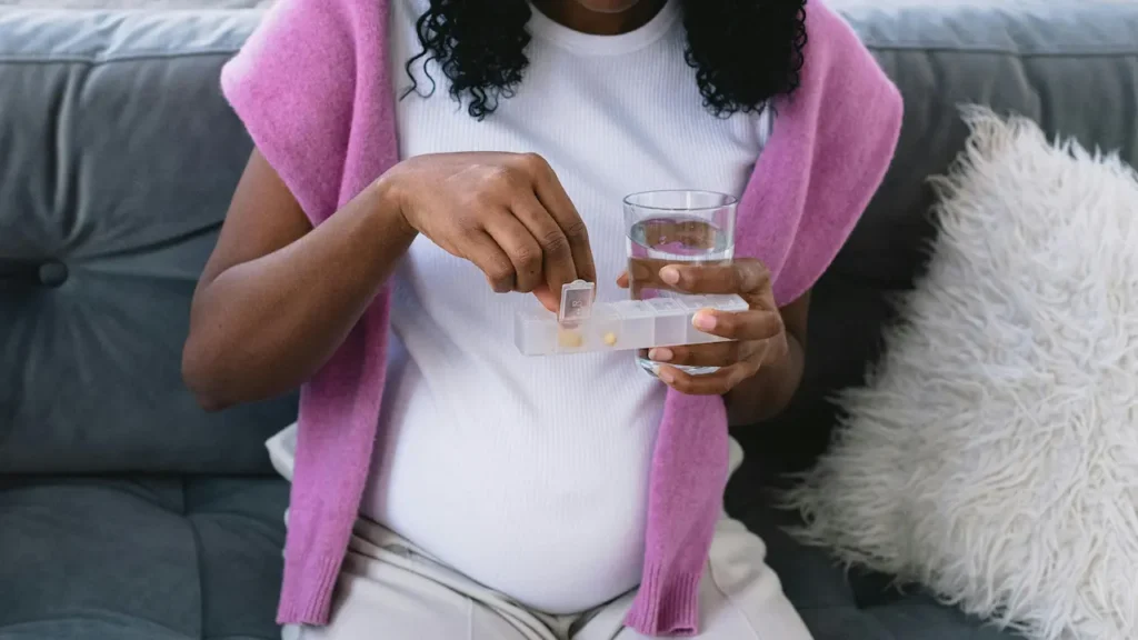 아기를 안고 행복하게 웃고 있는 가족의 모습. 정부의 신혼부부 및 출산 혜택을 상징하는 이미지.